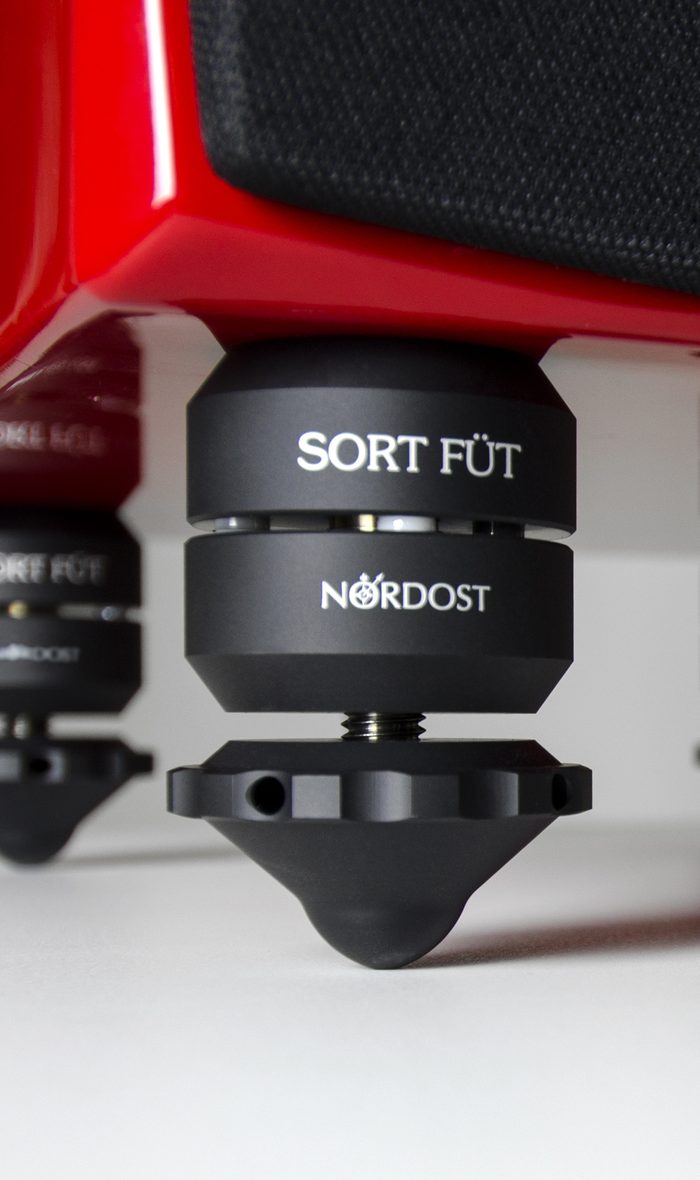 Sort Füt feet under a red loudspeaker