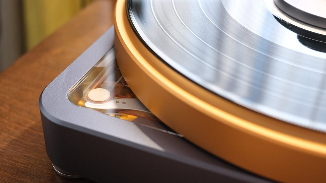 The copper rim of a Thales turntable platter, close, a record on it